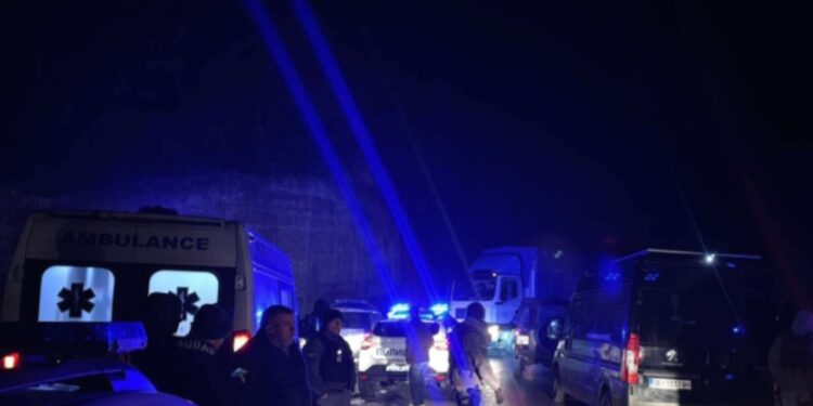 Nxirren trupat e pajetë të tre personave nga aksidenti në lumin Vardar