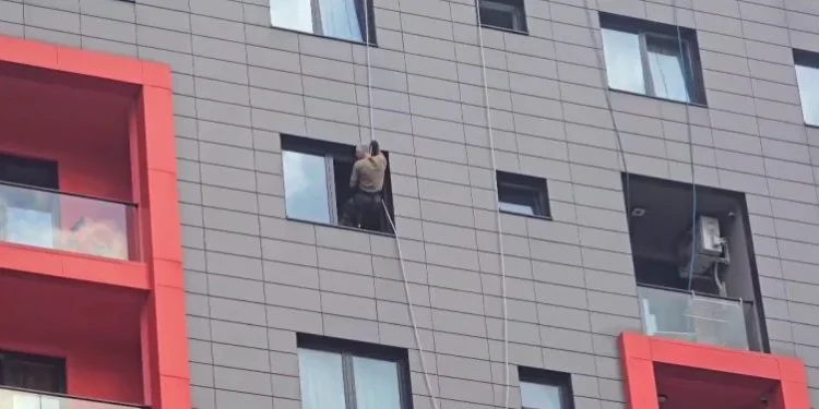 Ngjarja në Astir, policia shqiptare: 5 persona mbajtën të mbyllur në banesë 21-vjeçaren