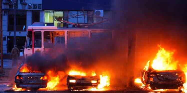 Të paktën 13 të vrarë dhe dhjetëra të plagosur nga sulmi rus në jug të Ukrainës