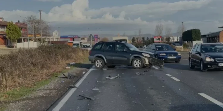 Aksident i trefishtë në autostradën Lezhë-Milot, përfshihet edhe autobusi me nxënës