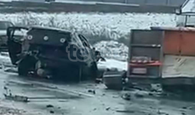 Vdes një person në aksidentin mes një kamioni dhe dy veturave në rrugën Lipjan – Shtime