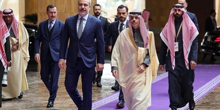 Në Arabinë Saudite fillon takimi i zgjeruar arab për Sirinë