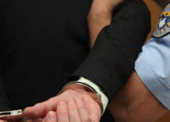 Arrestohet një person në veri pasi dyshohet se e sụlmoi një tjeter me shishe qelqi