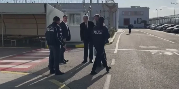 Sali Berisha viziton Ervin Salianjin në burgun e Fierit