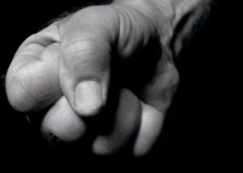 Burri sulmon fizikisht gruan e tij, djali sulmon babain për ta mbrojtur nënën