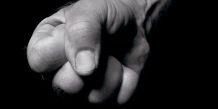 Burri sulmon fizikisht gruan e tij, djali sulmon babain për ta mbrojtur nënën