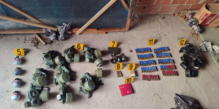 Policia arreston një të dyshuar dhe konfiskon mjete shpërthyese në veri