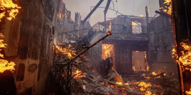 30,000 të evakuar nga zjarret në Kaliforni