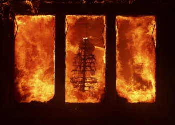 Afër 130,000 njerëz detyrohen të braktisin shtëpitë e tyre nga zjarret në Kaliforni, përderisa 5 mbesin të vdekur