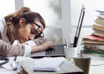 Studimi: Njerëzit që punojnë ulur, në rrezik të pagjumësisë