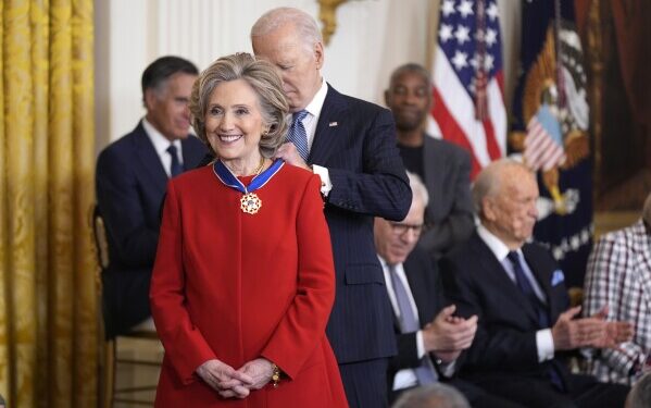 Clinton, Soros dhe Bono në mesin e të nderuarve me Medalje të Lirisë