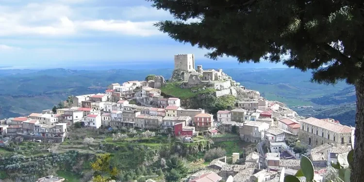 Qyteti i vogël italian “ndalon” banorët që të sëmuren