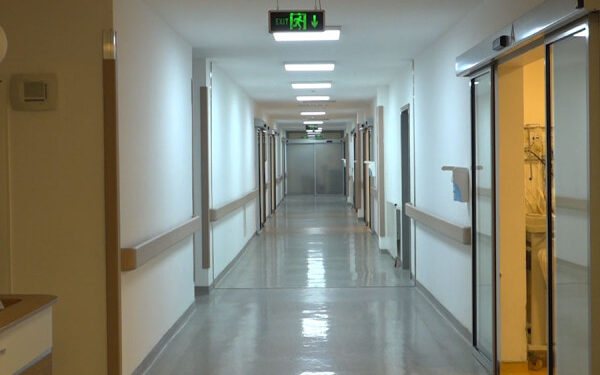 ​Kosovarët vazhdojnë të kërkojnë ilaçin për jetë jashtë institucioneve publike