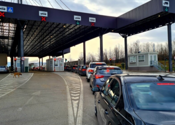 Kolona në Merdare dhe te Dheu i Bardhë, mërgimtarët po presin deri në dy orë