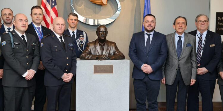 Maqedonci dhe Jashari vizitojnë fabrikën e helikopterëve në SHBA