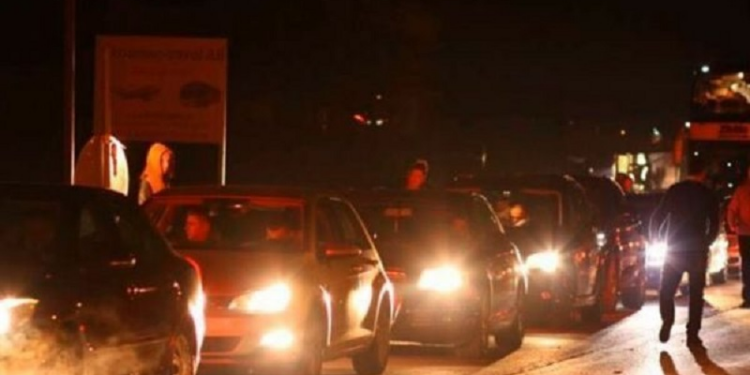 Deri në pesë orë po presin mërgimtarët në Merdarë