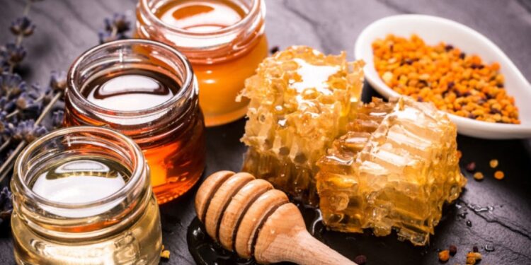 Arsyet e forta përse duhet të hani një lugë mjaltë përpara gjumit