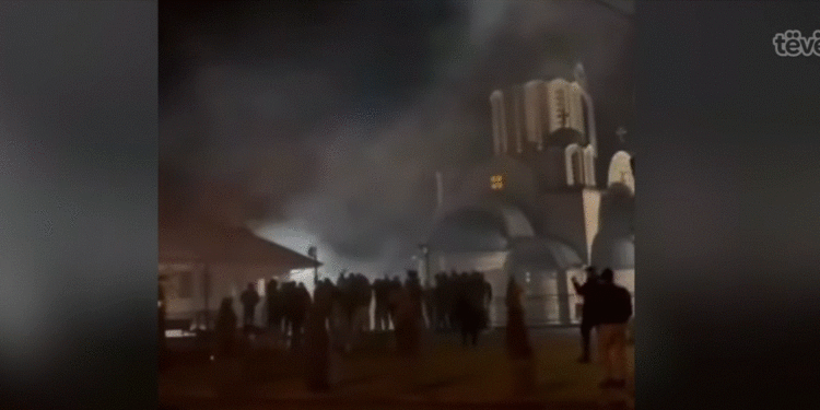 Serbët festojnë Krishtlindjet Ortodokse me këngë nacionaliste