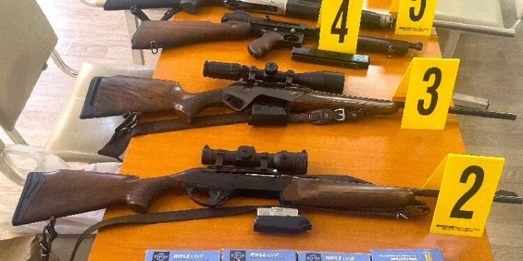 Sekuestrohen armë e municion gjatë një bastisjeje në Gjilan