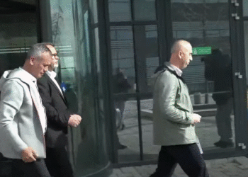 Suspendohet zyrtari policor që u pa në tubim elektoral në Skenderaj