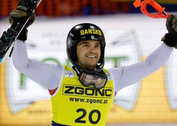 Popov i jep ekipit të skijimit të Bullgarisë fitoren e parë në 45-vjet