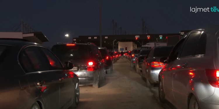 Mërgimtarët të lodhur nga pritja në Merdarë