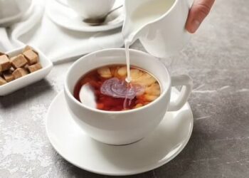 Një gjysmë filxhan çaji me qumësht mund të ulë mundësinë e depresionit dhe ankthit