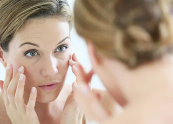 Pozicionet e fjetjes ndikojnë tek rrudhat dhe lëkura