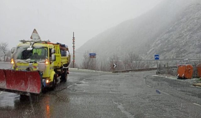 Disa rrugë të bllokuara në Shqipëri, Shkodra pa energji elektrike