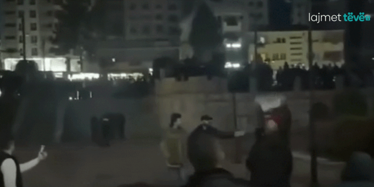 Tensione pranë tubimit të Kurtit në Skenderaj, Policia largon turmën