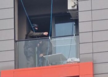 RENEA hyn në banesën e vajzës që alarmoi policinë, ishte e vetme në gjendje të rënduar