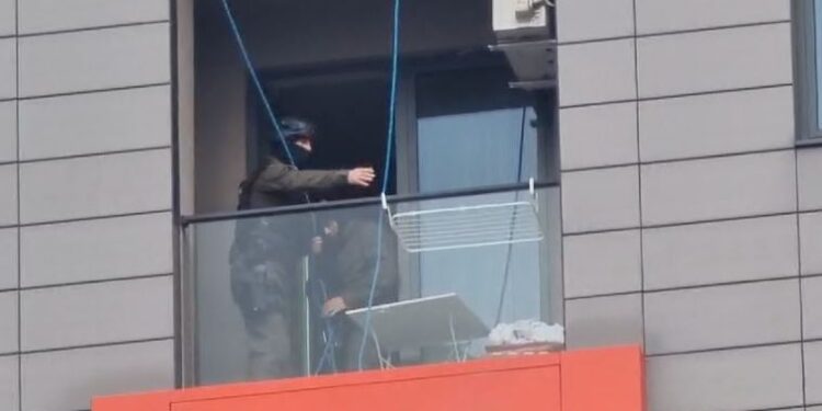 RENEA hyn në banesën e vajzës që alarmoi policinë, ishte e vetme në gjendje të rënduar