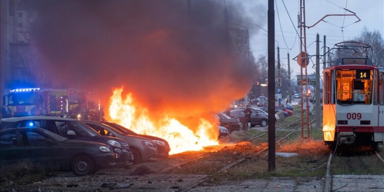 Zjarr pranë zyrës së Zelenskit pas sulmit rus