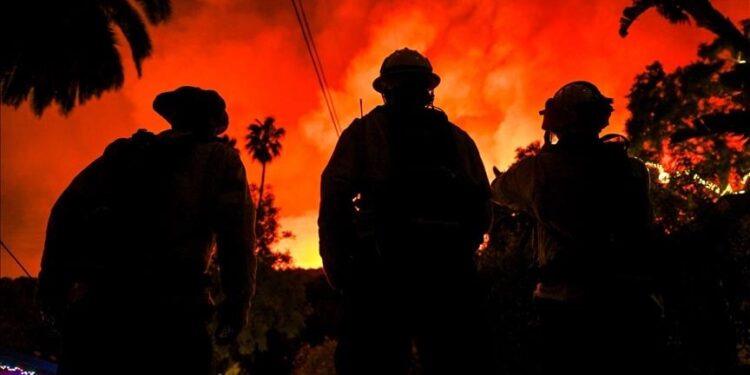 Të paktën 25 të vdekur nga zjarret në Los Anxhelos, paralajmërohen erëra të forta ditët në vijim
