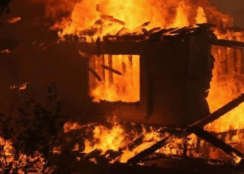 Zjarri kaplon një apartament në Tiranë, nis evakuimi i banorëve