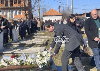 Kurti dhe zyrtarë të LVV-së bëjnë homazhe te varri i Mon Balaj në 18-vjetorin e vdekjes së tij