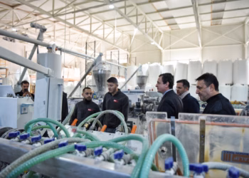 Kurti viziton bizneset në Prizren, premton 1 miliard euro mbështetje