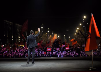 Projeksioni i mediave, Vetëvendosje partia e parë, e dyta…