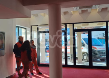 Pas një ore vonesë, hapet qendra e votimit në Prizren