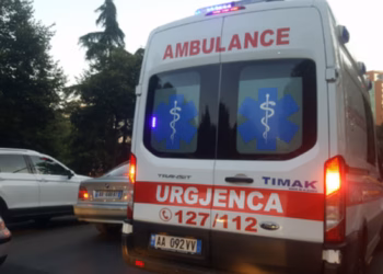 Bie nga ndërtesa, vdes një punëtor në Tiranë