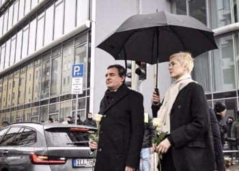 Kurti me bashkëshorten vendosin lule në vendin ku një grua dhe fëmija i saj vdiqën në Mynih