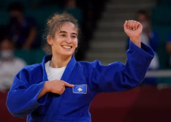 Nora Gjakova starton me fitore në Paris