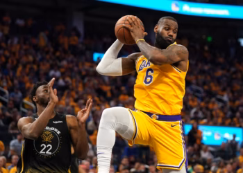 Lebron James hyn në histori, Lakers triumfon ndaj Warriors