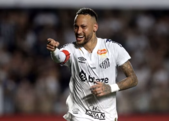 Neymar gjen golin e parë me Santosin pas rikthimit emocional në vendlindje