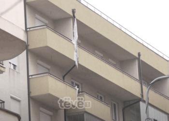 Zjarrfikësit intervenojnë në një ndërtesë në Fushë Kosovë, ishte mbledhur akulli në një çati e cila rrezikonte qytetarët