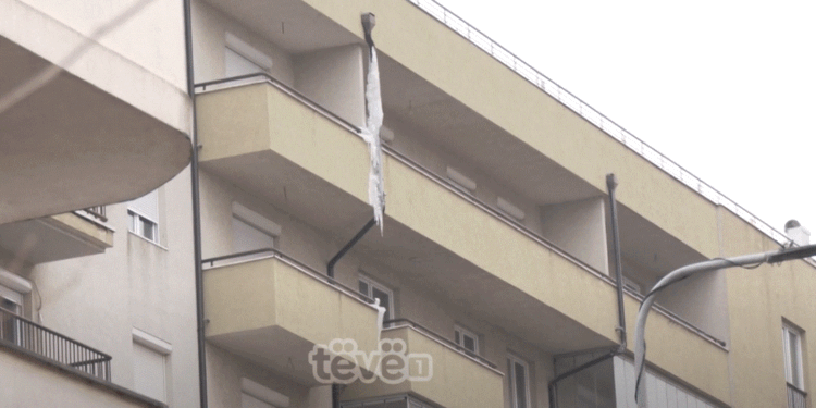 Zjarrfikësit intervenojnë në një ndërtesë në Fushë Kosovë, ishte mbledhur akulli në një çati e cila rrezikonte qytetarët