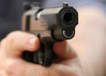 Plagoset në këmbë një grua, i dyshuari shoqërohet në polici