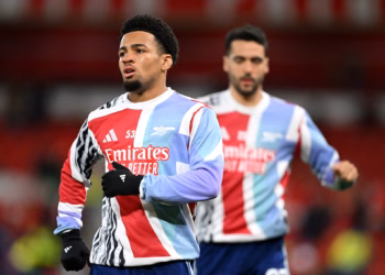 Arsenali barazon, Manchester City fiton