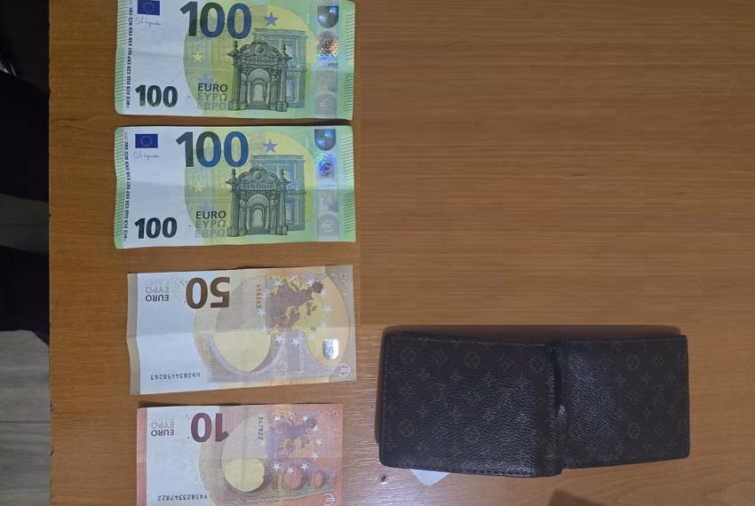 Qytetari në Prizren dorëzon në Polici portofolin me të holla prej 260 eurove që e gjeti në rrugë