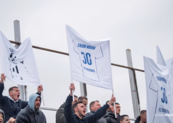 Tifozët e Vushtrrisë shpalosin mesazh për Erjon Morinën